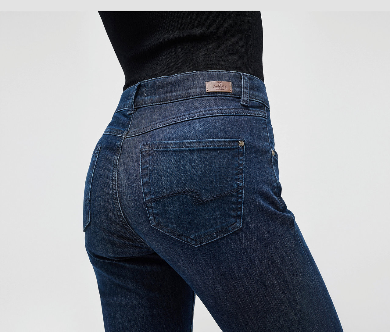 Nahaufnahme einer Person, die dunkelblaue Angels Jeans »Cici« Slim Fit trägt.