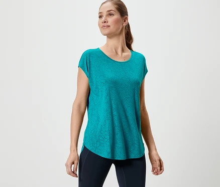 Frau trägt ein türkises Sportshirt.