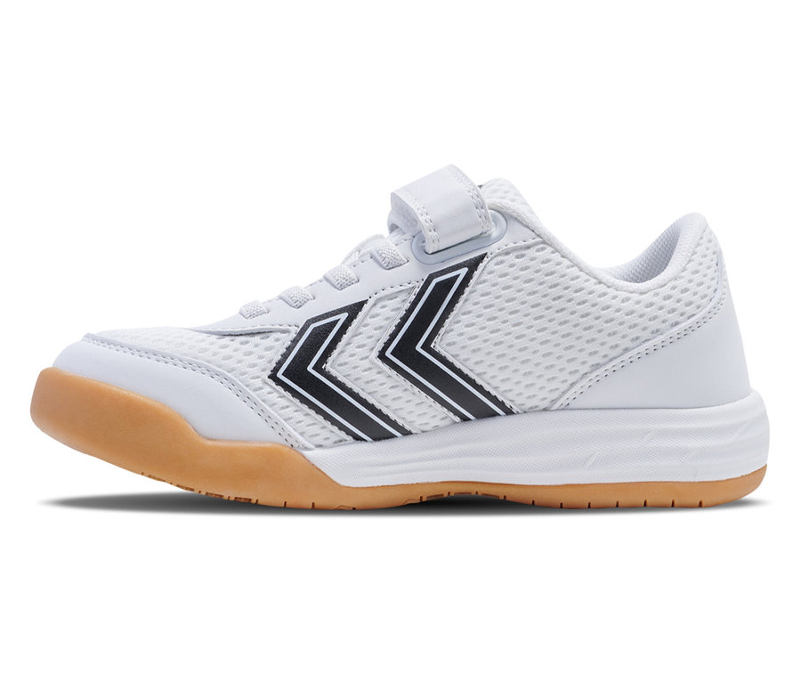Seitenansicht eines weißen HUMMEL Multiplay Flex VC JR Schuhs mit schwarzen Winkel-Logos und brauner Gummisohle.