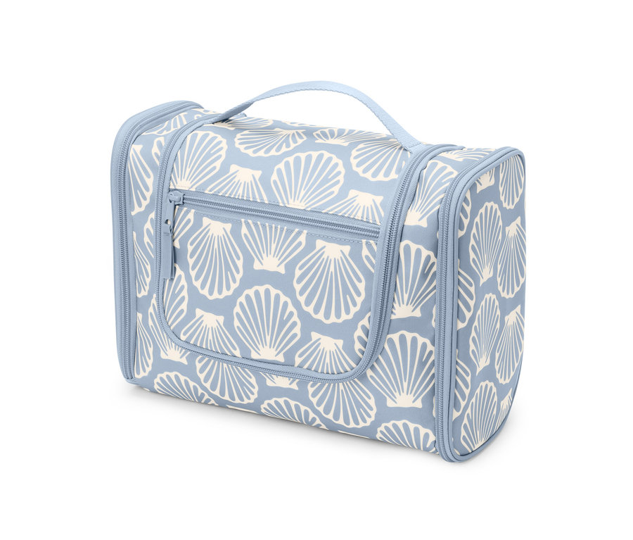 Eine hellblaue Kulturtasche mit Muschelmuster.