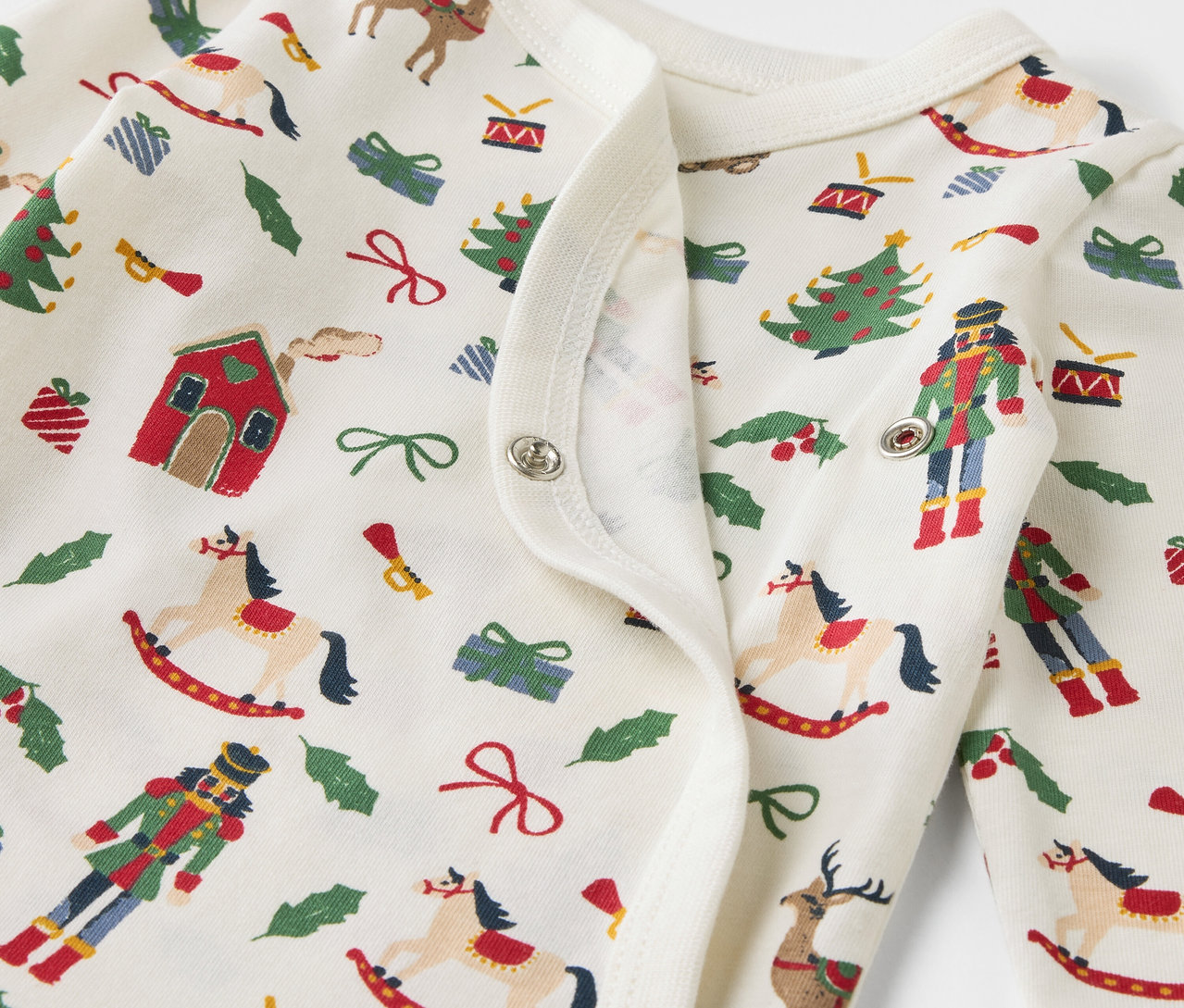 Detail eines Baumwollbodys mit Weihnachtsmotiv.