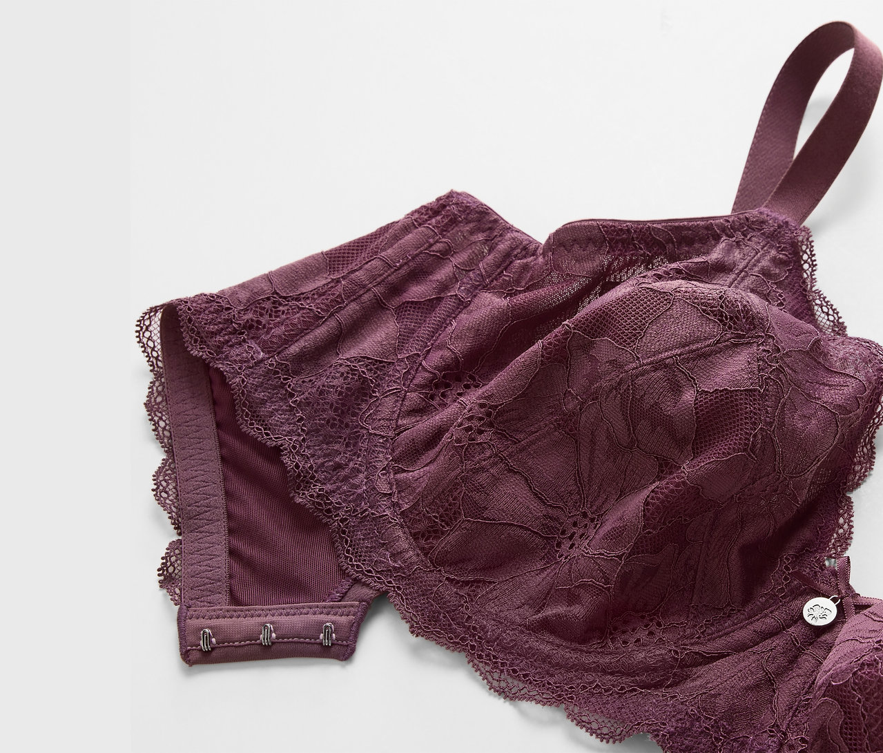 Detailaufnahme eines lila Bügel-BHs mit Spitzenbesatz.
