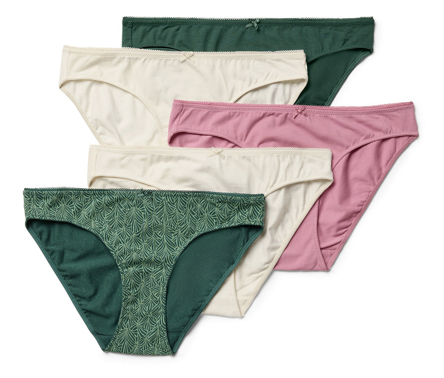 Ein Set aus fünf Damenslips in verschiedenen Farben und Mustern. Einer ist grün mit Blättermuster, einer dunkelgrün, einer rosa und zwei sind cremefarben.