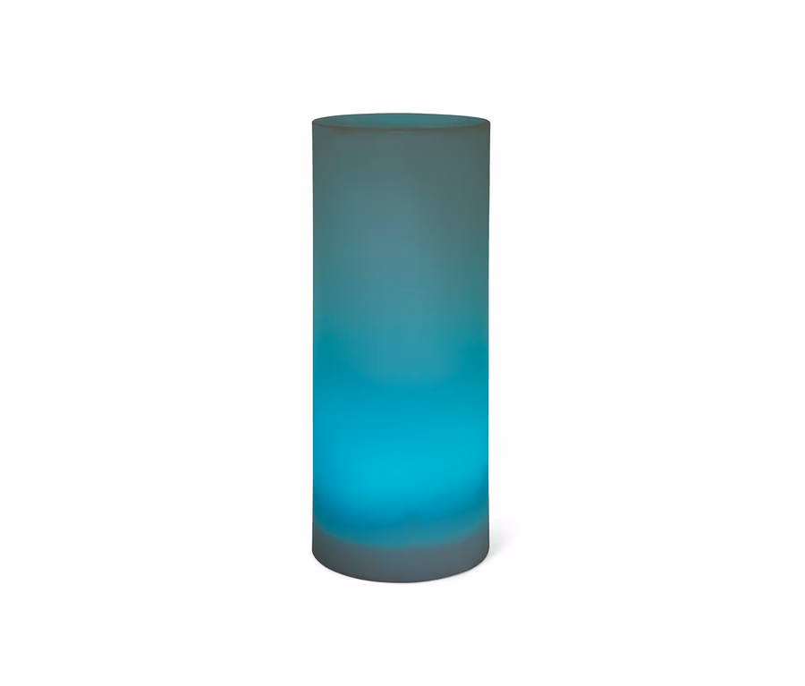 Eine Solar-Lichtsäule mit Farbwechsel, ca. 50 cm, leuchtet blau.