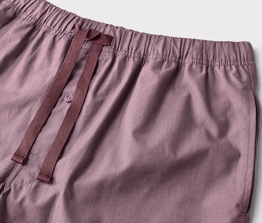 Nahaufnahme von lilafarbenen Shorty-Pyjamahosen mit elastischem Bund und Kordelzug.