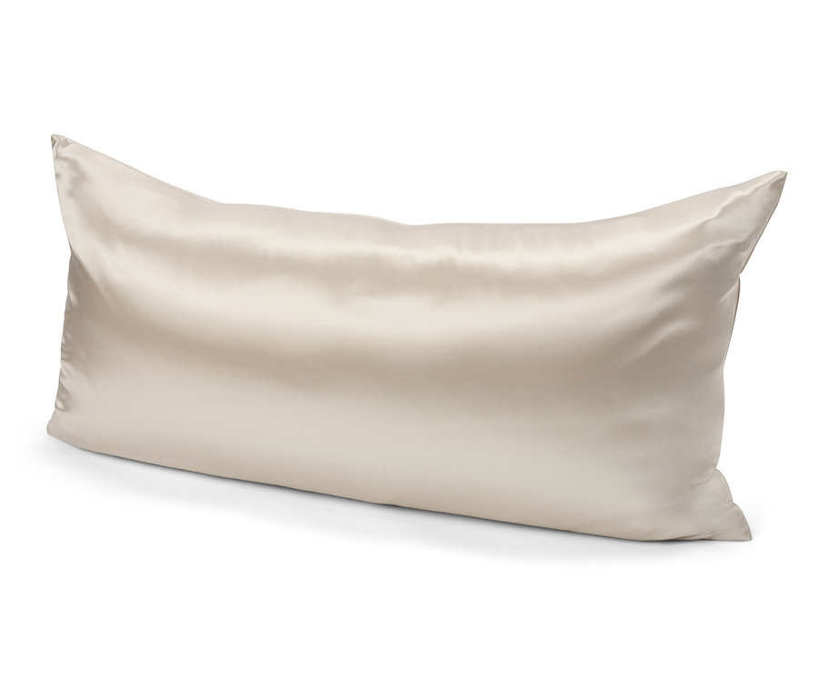 Ein rechteckiges Kissen mit einem Satinbezug.