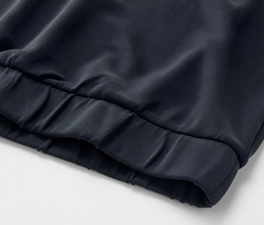 Detailansicht eines dunkelblauen Hoodies aus Modal-Mix.