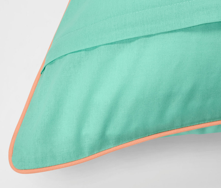 Detailansicht von türkiser Renforcé-Bettwäsche in Normalgröße mit orangefarbener Bordüre.