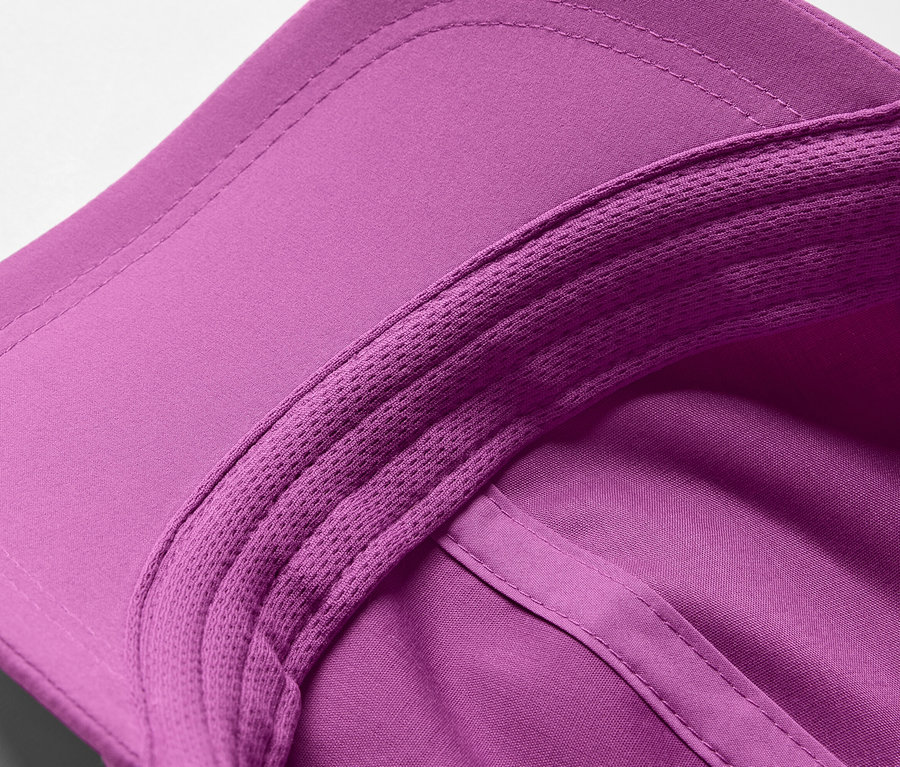 Detailaufnahme einer lila Sport-Kappe.