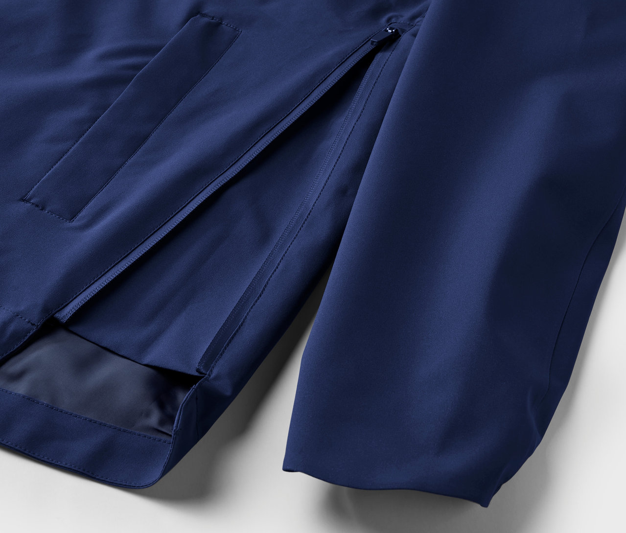 Detailaufnahme einer blauen Funktions-Outdoorjacke.