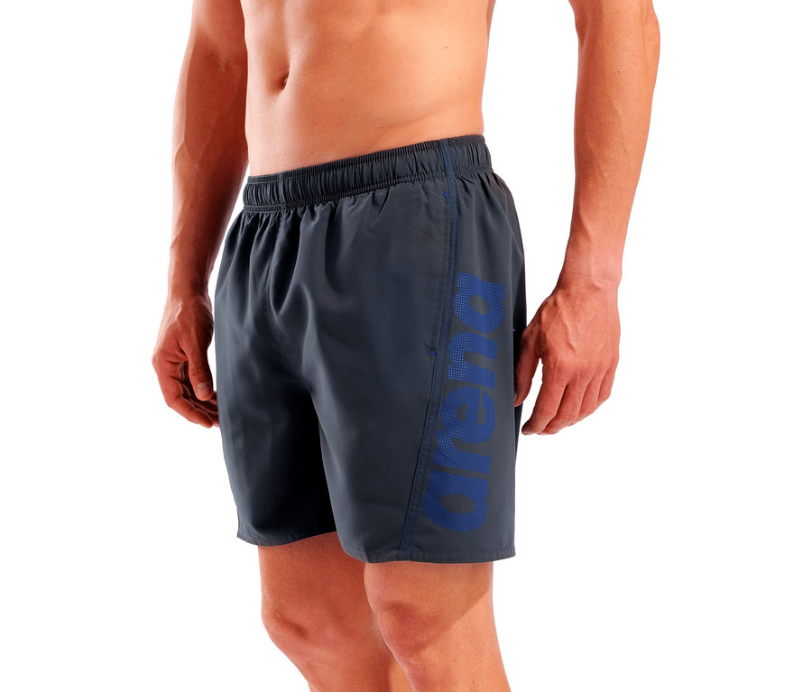 Mann trägt graue Badehose mit blauem 'Arena'-Schriftzug am Bein.