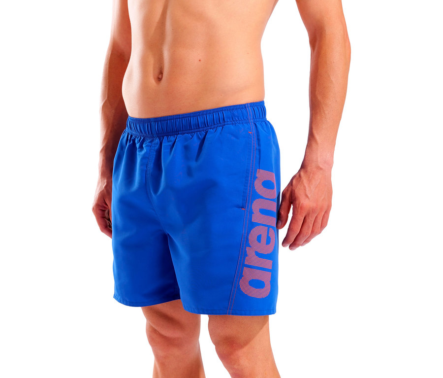 Mann trägt blaue Badehose mit dem Arena-Logo auf dem Bein.