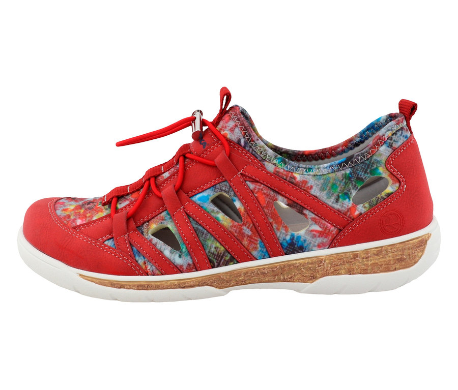 Ein einzelner roter Damen-Sneaker mit farbenfrohem Muster und Schnürsenkeln steht auf einem weißen Hintergrund.