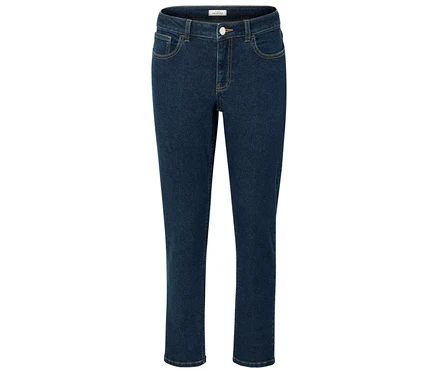 Dunkelblaue Jeanshose vor einem weißen Hintergrund.