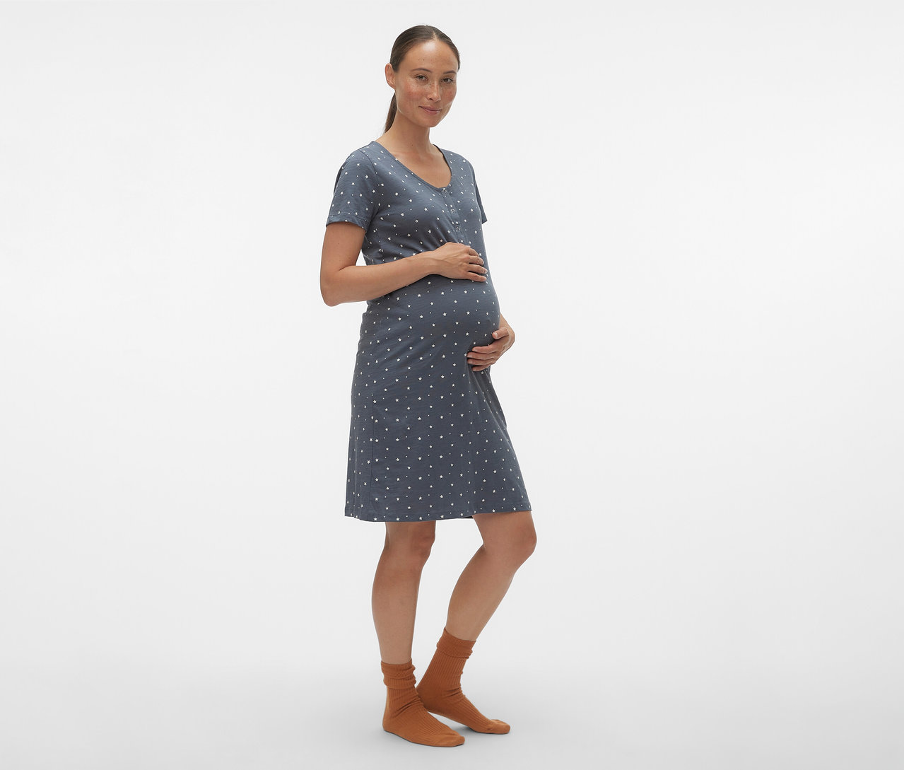 Schwangere hält ihren Bauch und trägt ein blaues MAMALICIOUS Nachthemd »MLMIRA« mit weißen Punkten.
