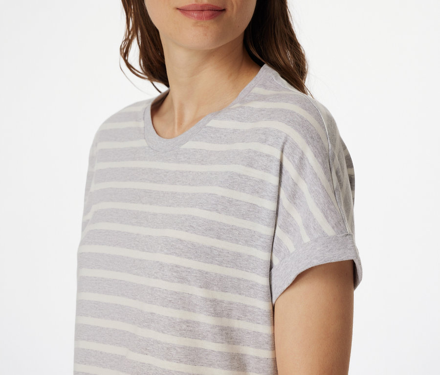 Frau trägt ein gestreiftes SCHIESSER Kurzarm-Sleepshirt.