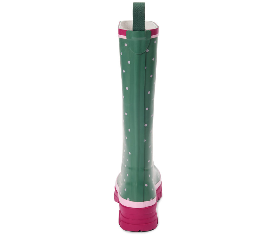 Ein einzelner grüner Gummistiefel mit rosa Punkten und rosa Sohle steht auf einem weißen Hintergrund.
