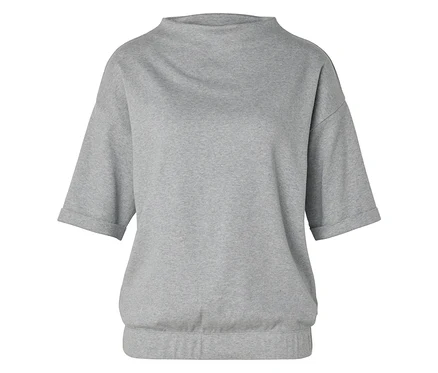 Graues kurzärmeliges Sweatshirt mit hohem Kragen.