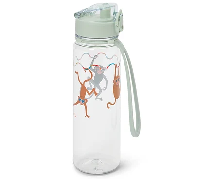 Eine durchsichtige Wasserflasche mit hellgrünem Deckel und Affenmotiven ist sichtbar.
