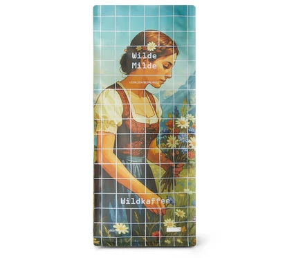 Verpackung Wildkaffee - Wilde Milde Omni-Roast - 1 kg Ganze Bohne mit Abbildung einer Frau im Dirndl mit Blumen.