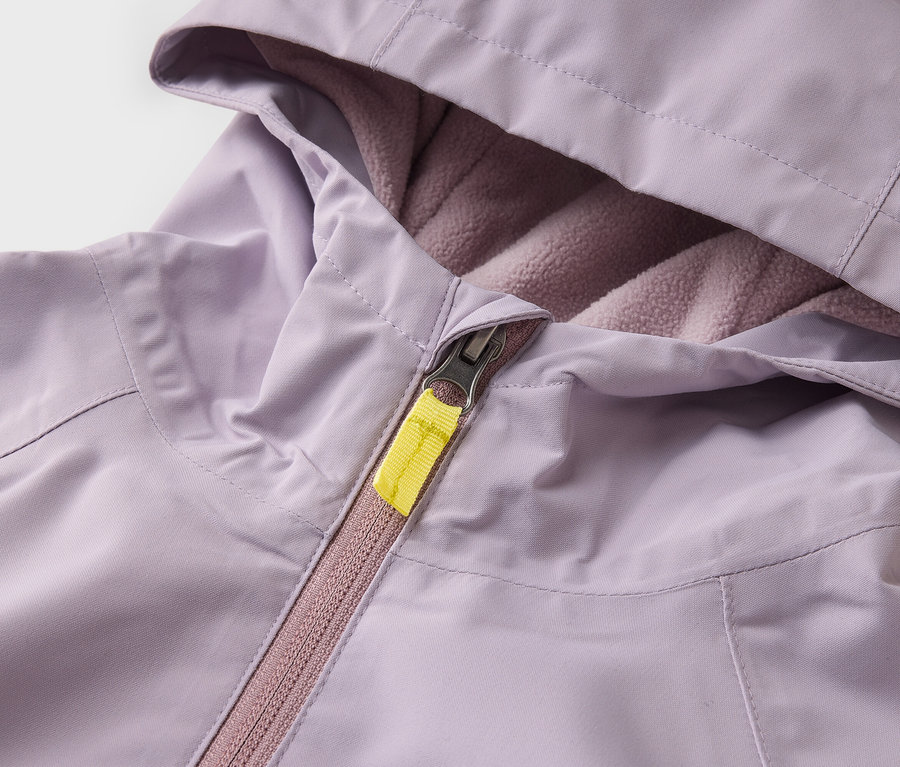 Nahaufnahme einer lila Jacke mit Kapuze und Reißverschluss.
