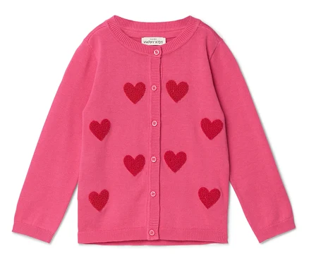 Pinke Strickjacke mit roten Herzen.