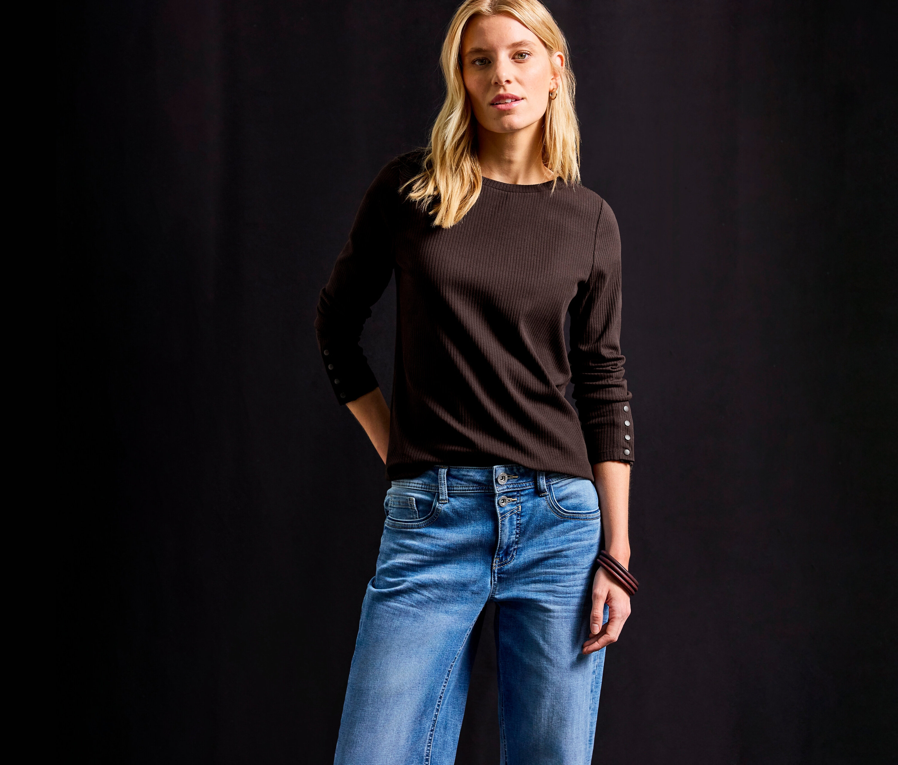 Frau trägt ein braunes Street One Rippshirt.