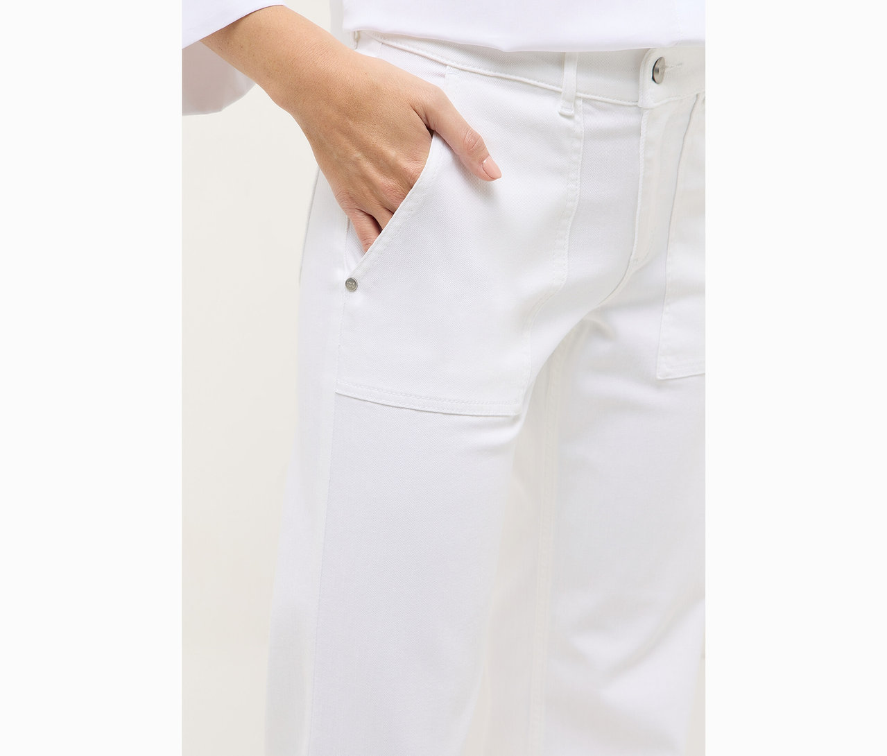 Eine Hand steckt in der Tasche der weißen Angels Denim »Liz Urban« Wide Leg Jeans.