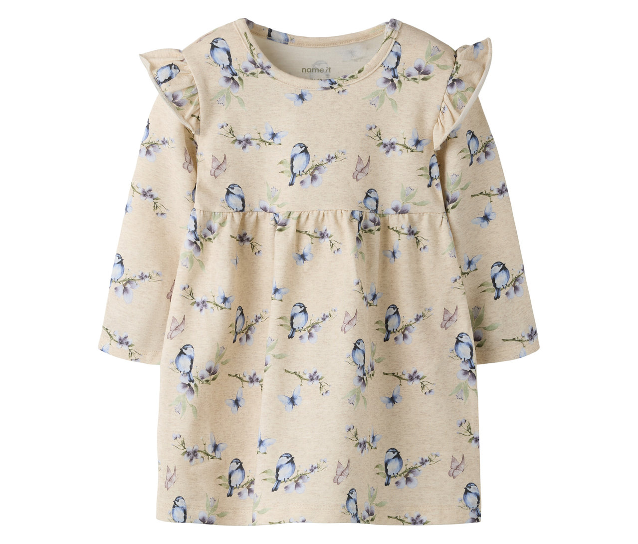 Das NAME IT Babykleid ist hellbeige und mit Vögeln, Blüten und Schmetterlingen bedruckt. Es hat lange Ärmel und Volants an den Schultern.