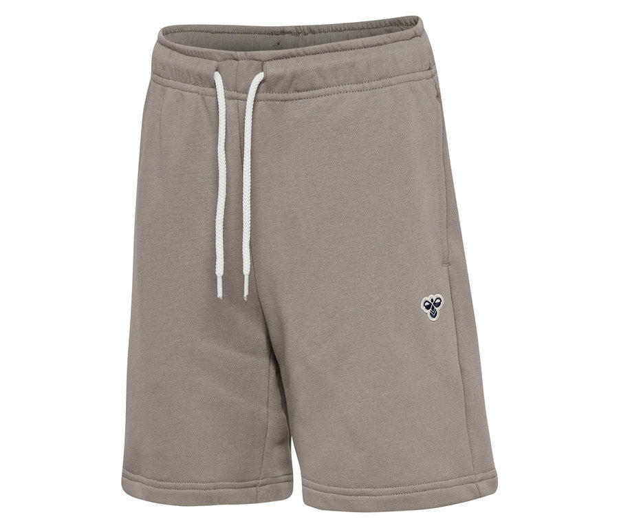 Die braunen hummel® HMLJR Loose Sweatshorts mit weißen Kordeln sind vor einem weißen Hintergrund zu sehen.