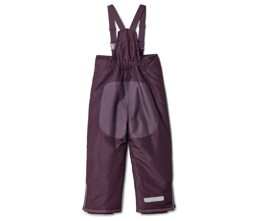 Lila Skihose mit Hosenträgern und reflektierenden Details an den Beinenden.