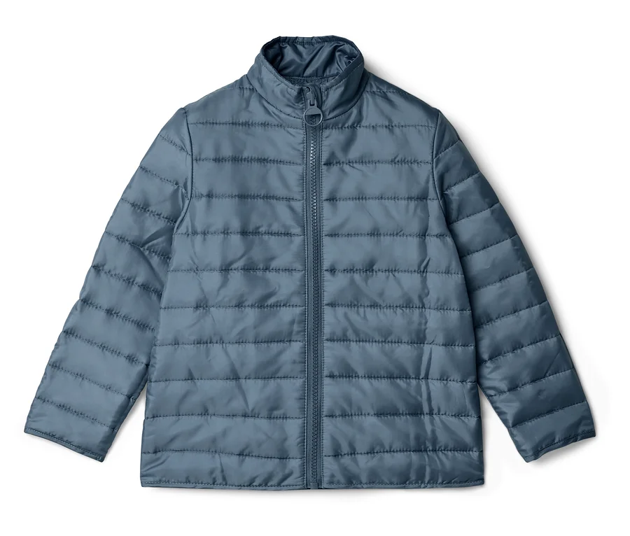 Eine blaue, gesteppte Jacke mit Reißverschluss liegt auf einem weißen Hintergrund.