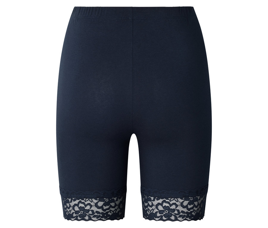 Nahaufnahme von marineblauen Radlershorts mit elastischem Bund und Spitzenbesatz am Beinabschluss.