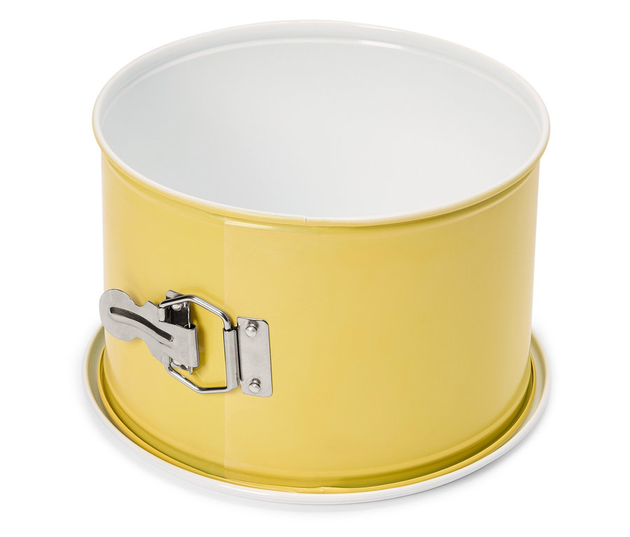 Gelbe Springform mit weißer Innenseite und silbernem Verschluss auf weißem Hintergrund.