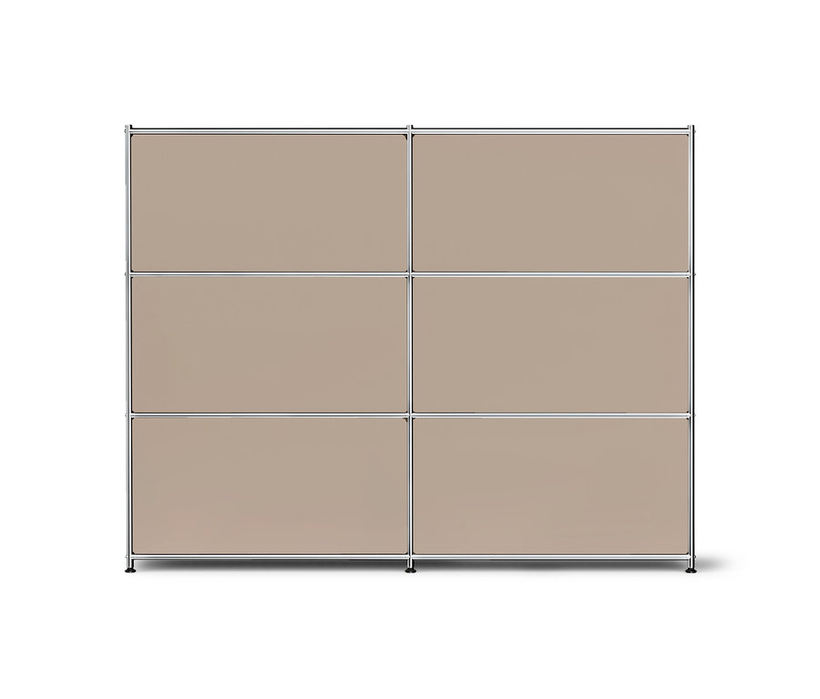 Ein modulares Aufbewahrungsmöbel mit silberfarbenem Rahmen und sechs hellbraunen Paneelen, in zwei Spalten und drei Reihen angeordnet, auf kleinen dunklen Füßen stehend.