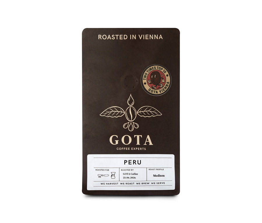 Dunkelbraune Kaffeepackung für Gota Coffee Peru Omni-Roast ganze Bohnen. Sie zeigt ein hellbeiges Gota-Logo, den Text „Roasted in Vienna“ und ein „Two Times Top 10“-Abzeichen. Das Etikett weist auf eine mittlere Röstung hin.