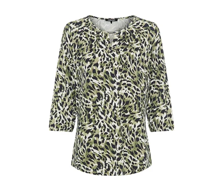 Olivgrüne, schwarz-weiße Bluse mit Animal-Print, Dreiviertelärmeln und gerafftem Rundhalsausschnitt mit V-Ausschnitt.