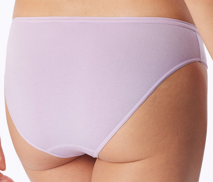 Rückenansicht einer Person, die hellviolette Slips trägt.