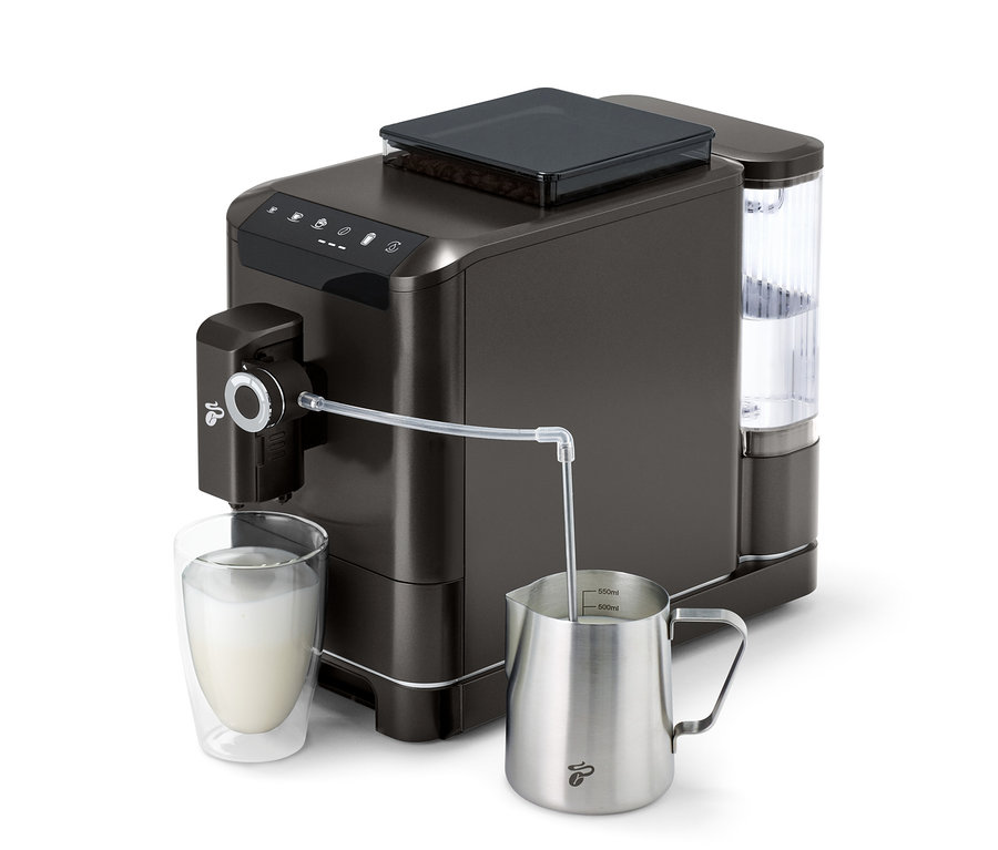 »Esperto 2 Milk« Granite Black Kaffeemaschine füllt Milch in ein Glas.