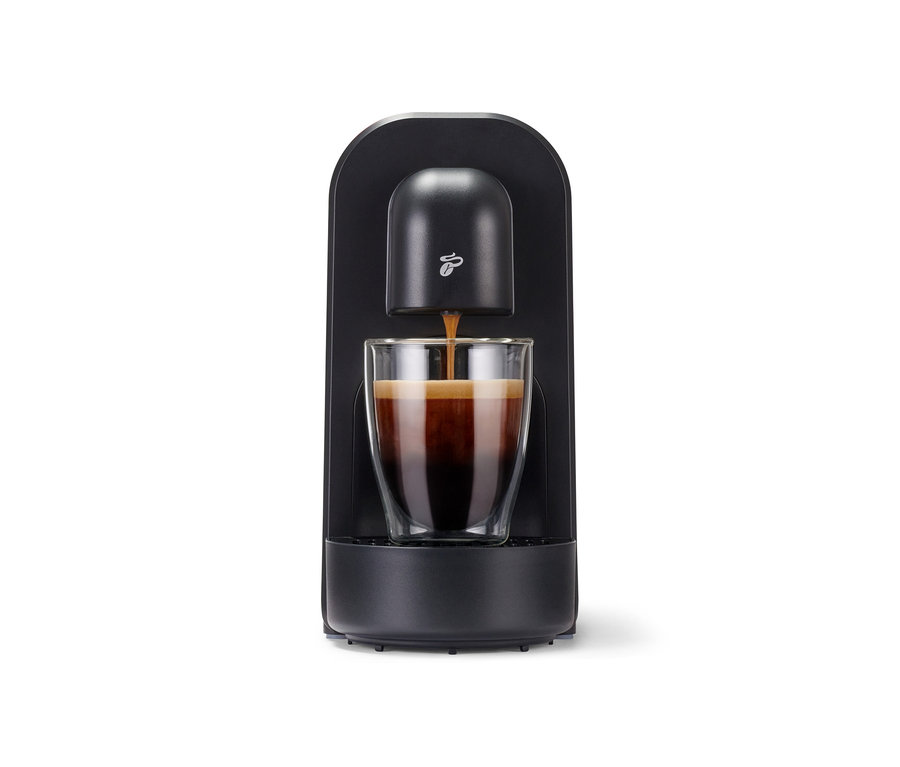 Die Cafissimo now white befüllt ein Glas mit Kaffee.