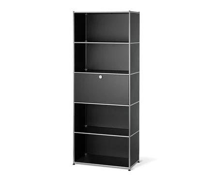 Ein hohes schwarzes Metallregal mit einem versetzbaren Klappfach.