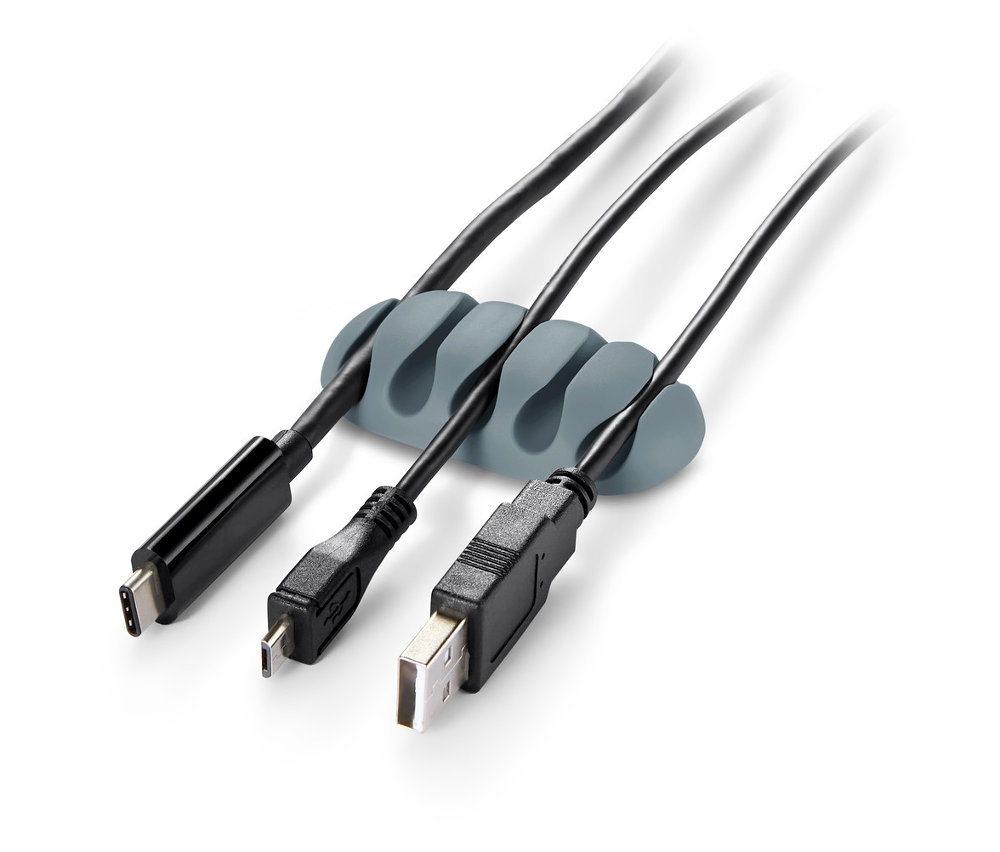 Drei schwarze Kabel sind in einem grauen 2 Universal-Kabelmanager angeordnet.