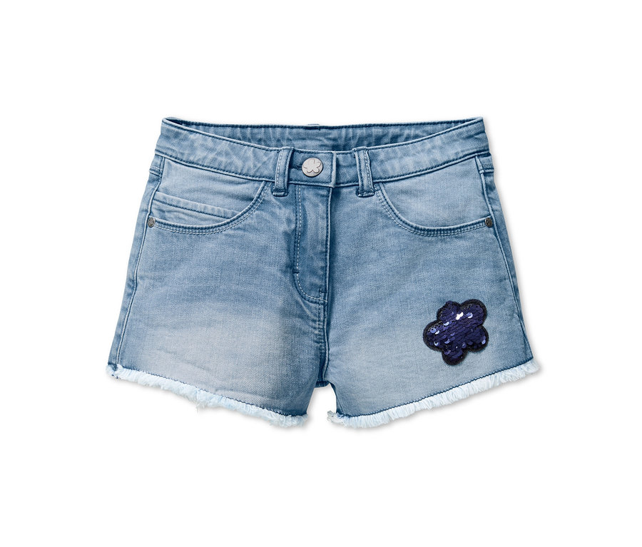 Helle Jeans-Shorts mit Wendepailletten mit aufgenähten Wendepailletten am Bein.