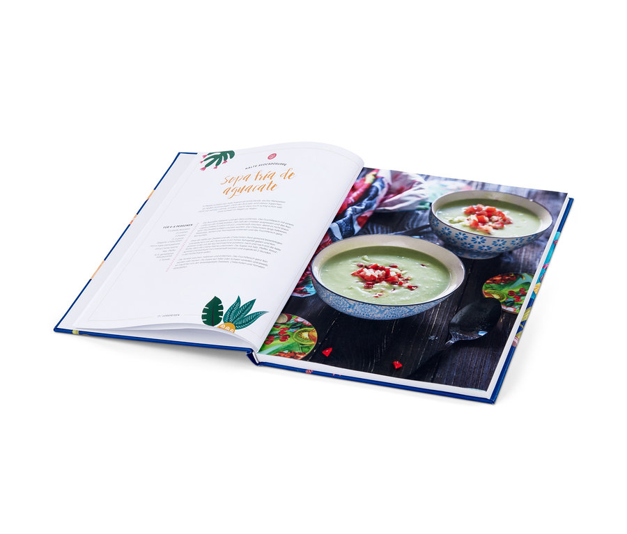 Aufgeschlagenes Buch »Viva Mexiko« mit Rezept für Avocadosuppe und zwei Schalen Suppe im Bild.