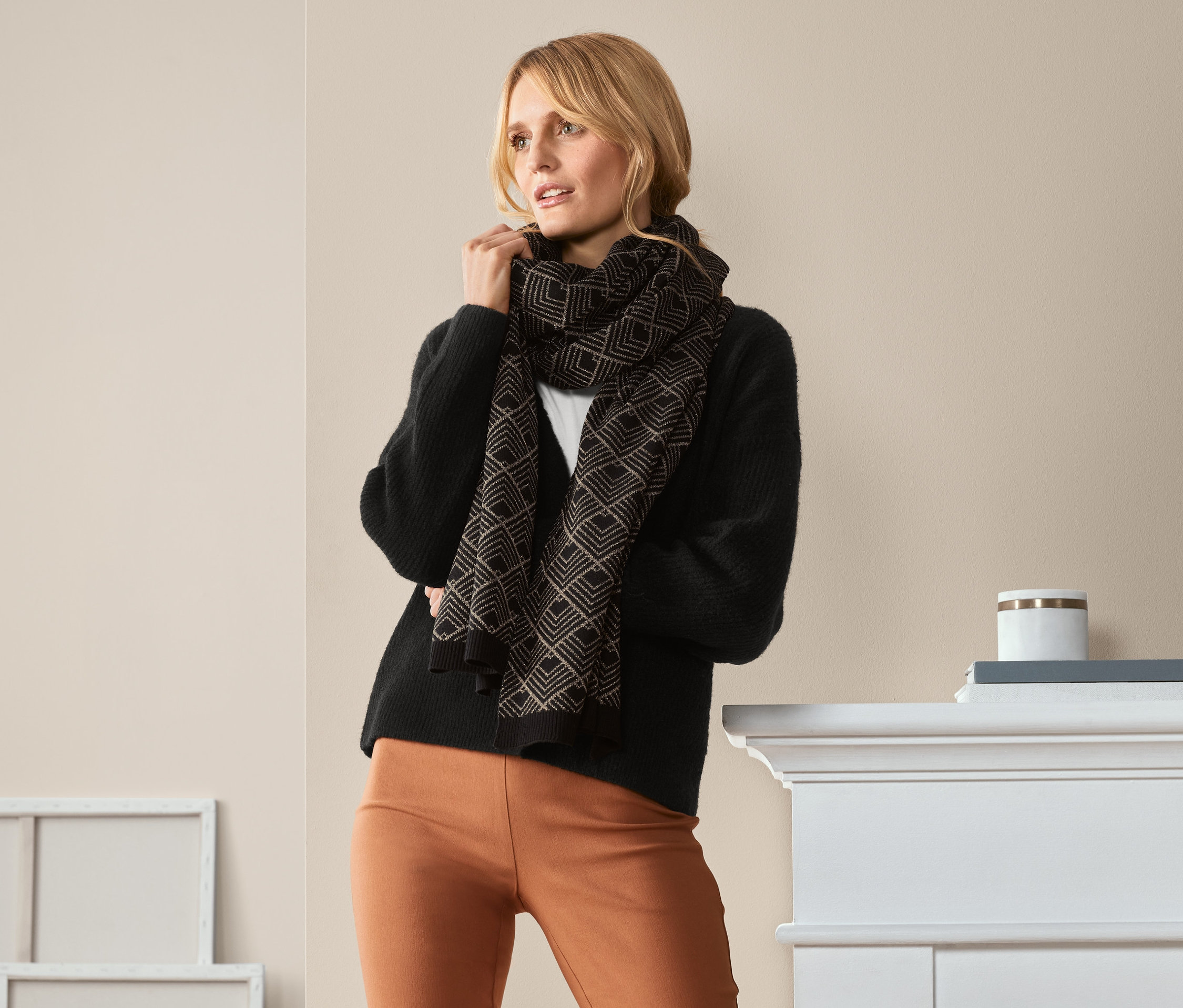 Frau posiert mit Strickschal mit Glitzergarn.