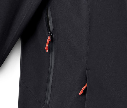 Detail einer Funktions-Regenjacke mit Reißverschlusstasche und orangefarbener Kordel.
