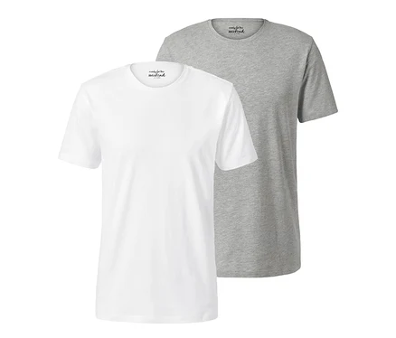 Zwei T-Shirts mit Rundhalsausschnitt, ein weißes und ein graues, liegen nebeneinander.