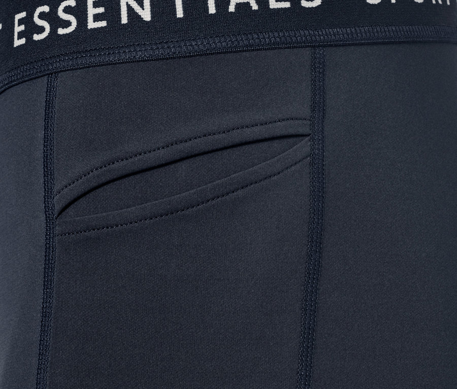 Detailaufnahme einer Tight mit Tasche und Logo am Bund.
