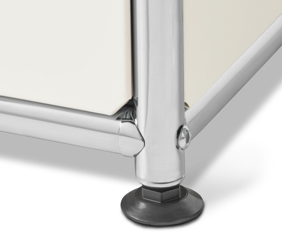 Detail einer weißen Metallgarderobe »CN3«.