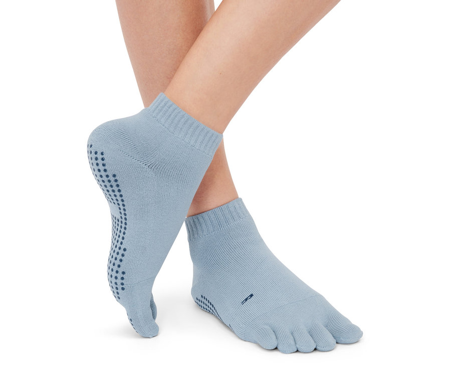 Füße in hellblauen Zehensocken, 1 Paar.